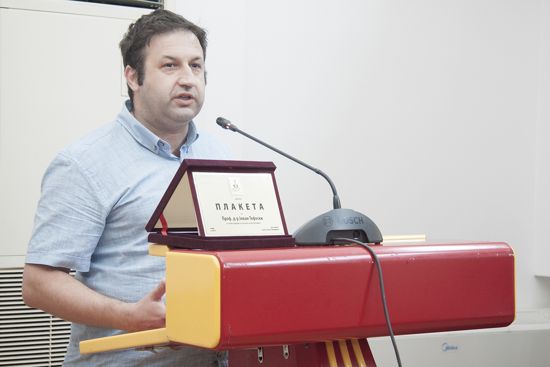 Златна плакета на Лекарска комора постхумно на проф. д-р Јован Тофоски врачена на д-р Глигор Тофоски. 5 јуни 2015,Скопје,Клуб на пратеници.Проф. д-р Кочо Чакалароски